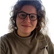 Profesora que imparte clases de todas las materias